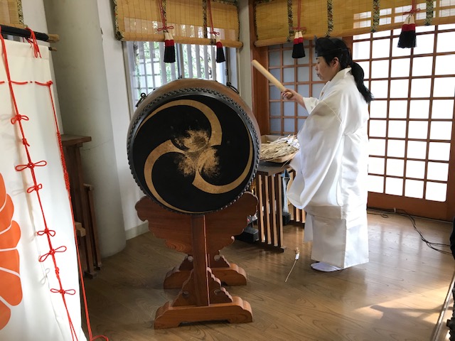 元旦祭の始まりを告げる秋元宮司