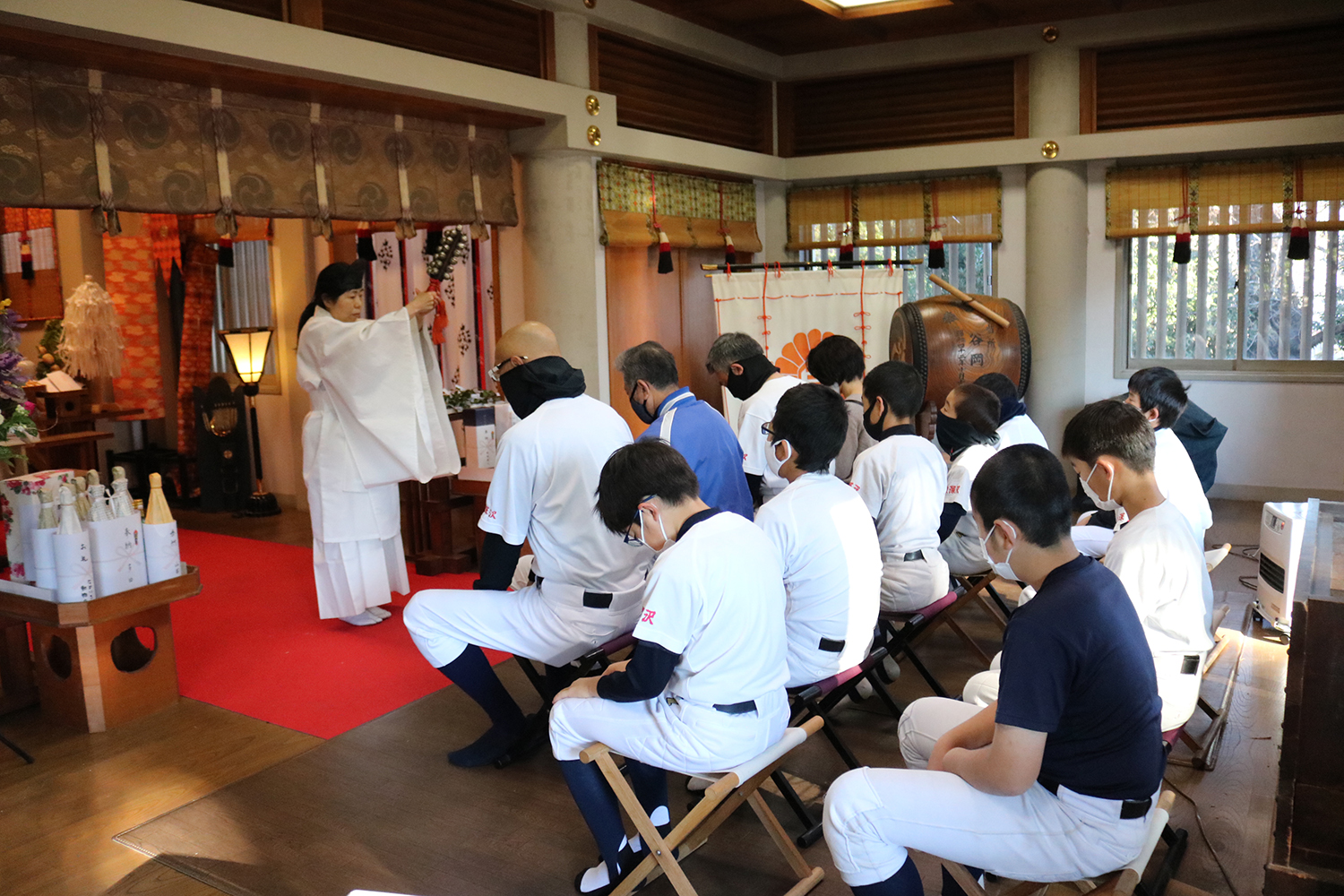 少年野球チーム初詣本殿にて
