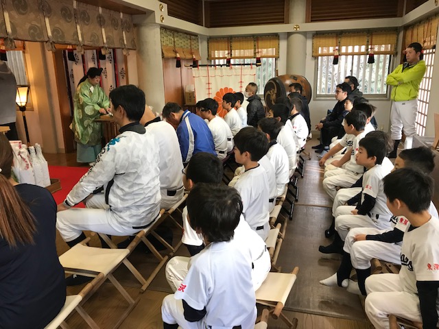 少年野球チーム初詣本殿にて