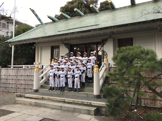 少年野球チーム初詣本殿前にて