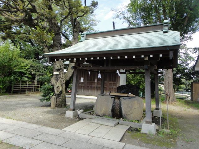 本殿に向かって右側に位置する手水場の写真