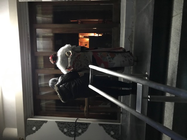 成人のご参拝をする母娘